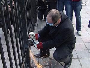 Під Верховною Радою депутати завалили частину паркану Під Верховною Радою депутати завалили частину паркану