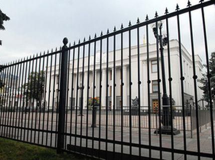 Чиновник: Забор вокруг парламента поставили для Мариинского парка