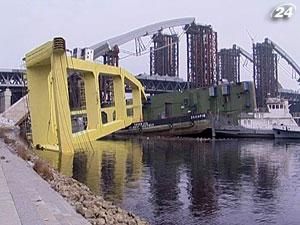 На будівництві Подільського мосту завалився кран