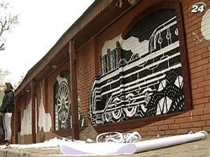 Польский художник взялся украшать фасад столичной галереи