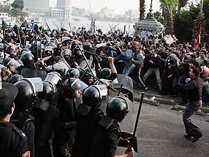 Полиция вновь атаковала демонстрантов в Каире Полиция вновь атаковала демонстрантов в Каире