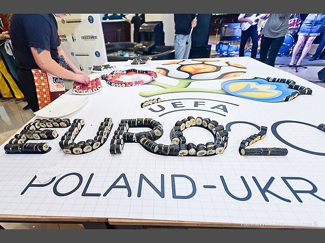 У Севастополі виклали рекордний логотип Євро-2012 із суші У Севастополі виклали рекордний логотип Євро-2012 із суші