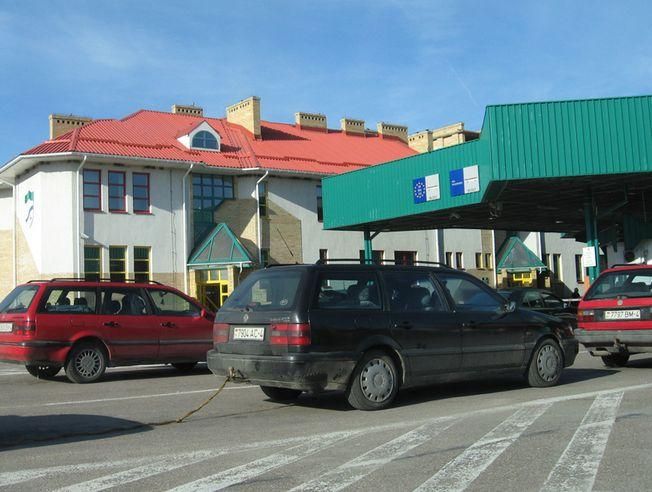 В Беларуси пытаются помешать водителям вывозить топливо из страны В Беларуси пытаются помешать водителям вывозить топливо из страны