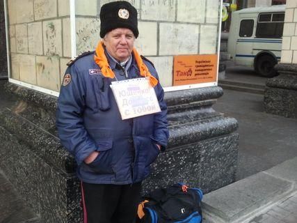 Першим згадати Помаранчеву революцію прийшов дідусь з Донбасу. Фото