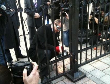 Спиленный депутатами забор возле Верховной Рады уже восстановили