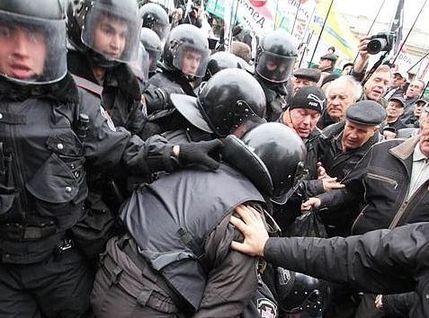 "Беркут" не дозволив Парубію встановити намет на Майдані "Беркут" не дозволив Парубію встановити намет на Майдані