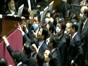 Южная Корея: оппозиционный депутат распылил слезоточивый газ в парламенте
