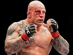 Дружина бійця, після поразки якого освистали Путіна, подякувала шанувальникам Дружина бійця, після поразки якого освистали Путіна, подякувала шанувальникам