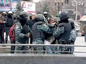 Поки "помаранчеві" воювали з “Беркутом”, "калашниківці" святкували щось своє Поки "помаранчеві" воювали з “Беркутом”, "калашниківці" святкували щось своє