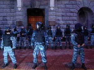На Майдане спецподразделение применяет силу к митингующим