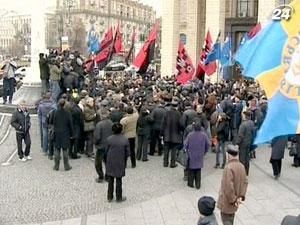 Автозаки отогнали, но люди не расходятся Автозаки отогнали, но люди не расходятся