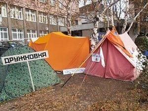 Чернобыльцы в Донецке не покинут палаточный городок Чернобыльцы в Донецке не покинут палаточный городок