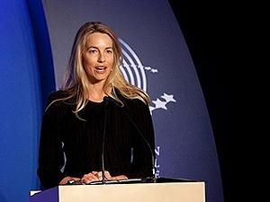 Вдове Джобса советуют продать акции мужа Вдове Джобса советуют продать акции мужа