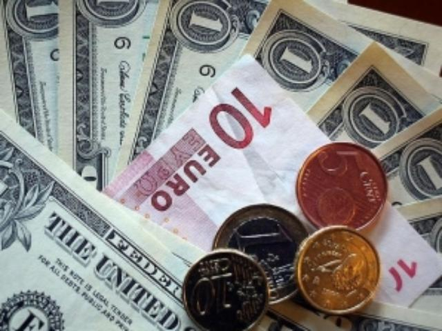 На межбанке евро падает, доллар растет