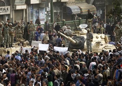 Египетских демонстрантов успокоят танками