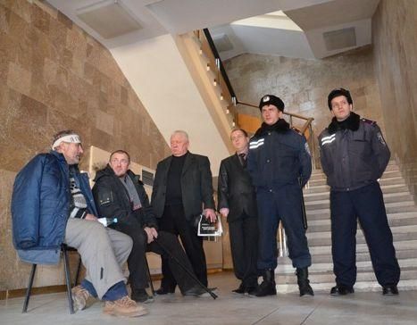 Донецких "чернобыльцев" не пустили на сессию облсовета, хотя те просили на коленях Донецких "чернобыльцев" не пустили на сессию облсовета, хотя те просили на коленях