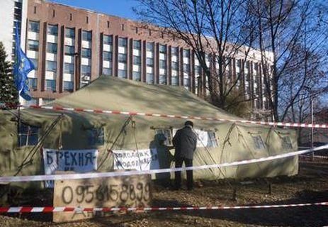 Донецких "чернобыльцев" приехали выселять - выполняют решение суда Донецких "чернобыльцев" приехали выселять - выполняют решение суда