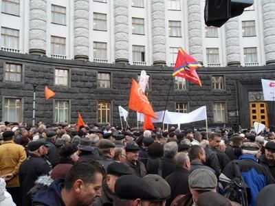 Днепропетровские "чернобыльцы" поедут за пенсиями к Азарову Днепропетровские "чернобыльцы" поедут за пенсиями к Азарову