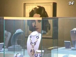 Выставка украшений Элизабет Тейлор открылась в Гонконге Выставка украшений Элизабет Тейлор открылась в Гонконге