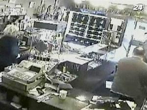 Великобритания: владелец магазина не испугался вооруженного нападающего