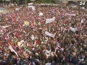 На вулиці єгипетської столиці вийшли десятки тисяч людей