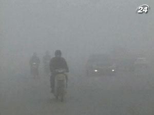 Густой туман накрыл север и восток Китая