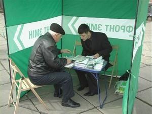 У Яценюка збирають підписи за відставку Януковича