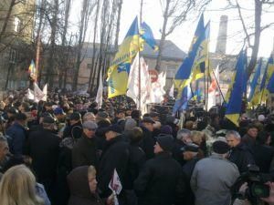 Дві тисячі людей під СІЗО з квітами в руках Дві тисячі людей під СІЗО з квітами в руках