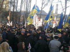 Дві тисячі людей під СІЗО з квітами в руках