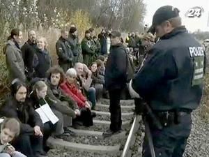 Немецкие природозащитники не смогли остановить поезд с ядерными отходами Немецкие природозащитники не смогли остановить поезд с ядерными отходами