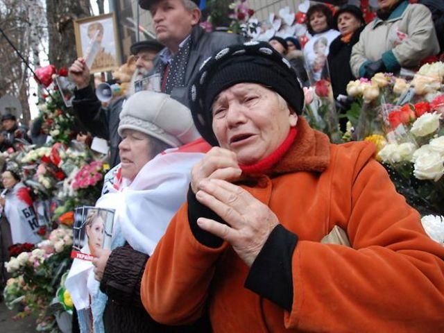 Тимошенко приветствовали тысячи возле СИЗО