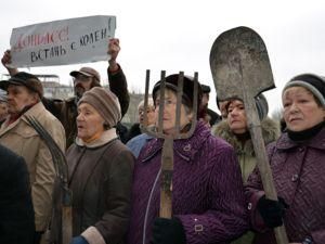 Озброєні вилами та лопатами пенсіонери виламали двері Донецької ОДА (Фото) Озброєні вилами та лопатами пенсіонери виламали двері Донецької ОДА (Фото)