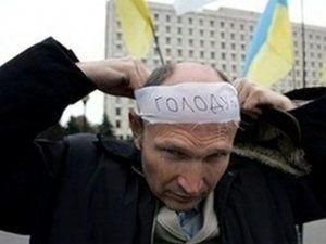 Чернобыльцы в Донецке сжигают символику Партии регионов