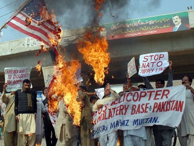 У Пакистані спалюють символіку США та НАТО