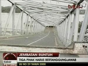 В Індонезії обвалився підвісний автомобільний міст