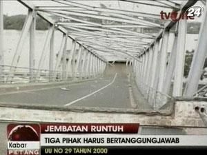 В Индонезии рухнул подвесной автомобильный мост В Индонезии рухнул подвесной автомобильный мост