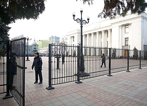 От забора под Радой открестились очередные владельцы От забора под Радой открестились очередные владельцы