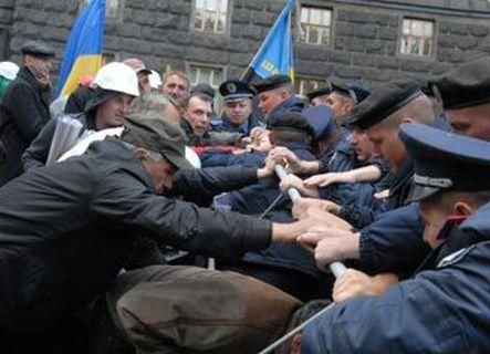 В очікуванні протесту Кабмін огородили парканом В очікуванні протесту Кабмін огородили парканом