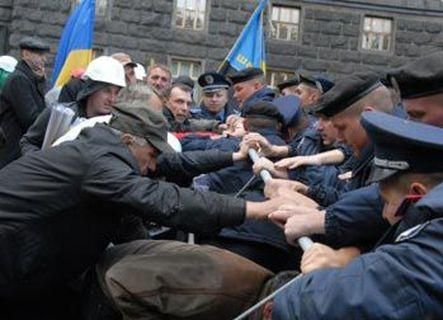 В очікуванні протесту Кабмін огородили парканом