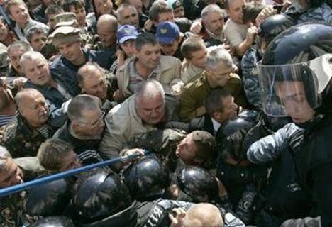 В Мариинском парке произошло столкновение "беркутовцев" с митингующими В Мариинском парке произошло столкновение "беркутовцев" с митингующими