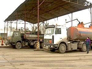 Сомнительные поставки топлива через Феодосийскую нефтебазу продолжаются Сомнительные поставки топлива через Феодосийскую нефтебазу продолжаются