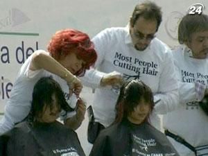 У Мехіко більше 1600 перукарів працювали над стрижками одночасно У Мехіко більше 1600 перукарів працювали над стрижками одночасно