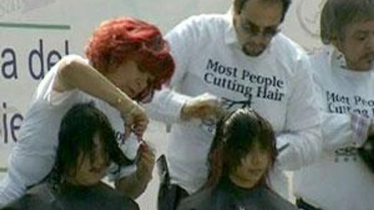 У Мехіко більше 1600 перукарів працювали над стрижками одночасно