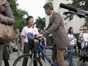Кронпринц Дании проехался по улицам вьетнамского Ханоя на велосипеде