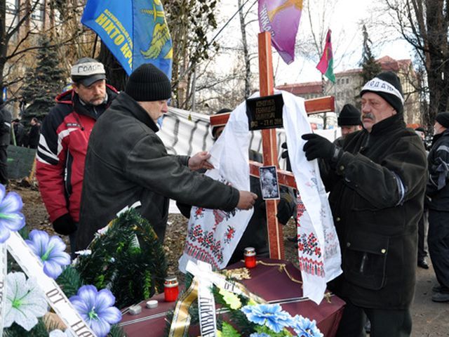 По Донецку пронесли пустой гроб в память о погибшем чернобыльце. Фото