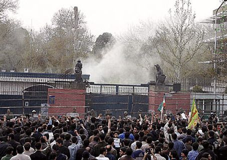 Иранские демонстранты напали на посольство Великобритании