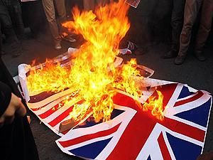 В Иране взяли в заложники сотрудников посольства Великобритании В Иране взяли в заложники сотрудников посольства Великобритании