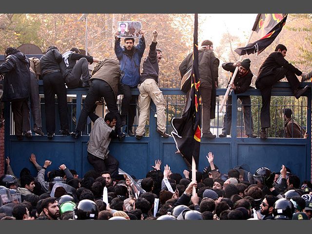 В Иране студенты захватили посольство Великобритании В Иране студенты захватили посольство Великобритании