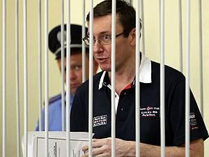 Луценко: Жизнь украинцев мало чем отличается от нашей с Юлей тюрьмы Луценко: Жизнь украинцев мало чем отличается от нашей с Юлей тюрьмы