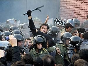 Після ультиматуму студенти звільнили будівлю посольства Британії у Тегерані Після ультиматуму студенти звільнили будівлю посольства Британії у Тегерані